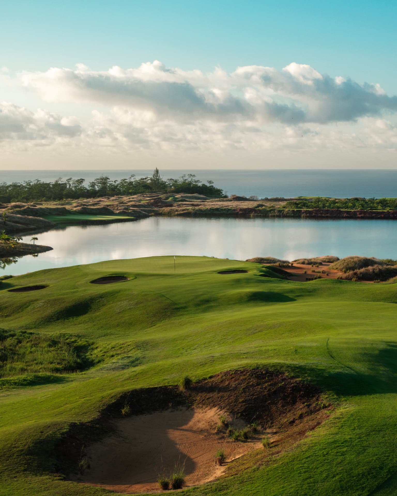 The 5th hole running toward the Indian Ocean